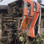 MP ASHTA NEWS : आष्टा के पास इंडौर-भोपाल हाईवे पर बस पलटी, गाय बचाने में चालक ने लिया रिस्क, 1 यात्री घायल अन्य सुरक्षित